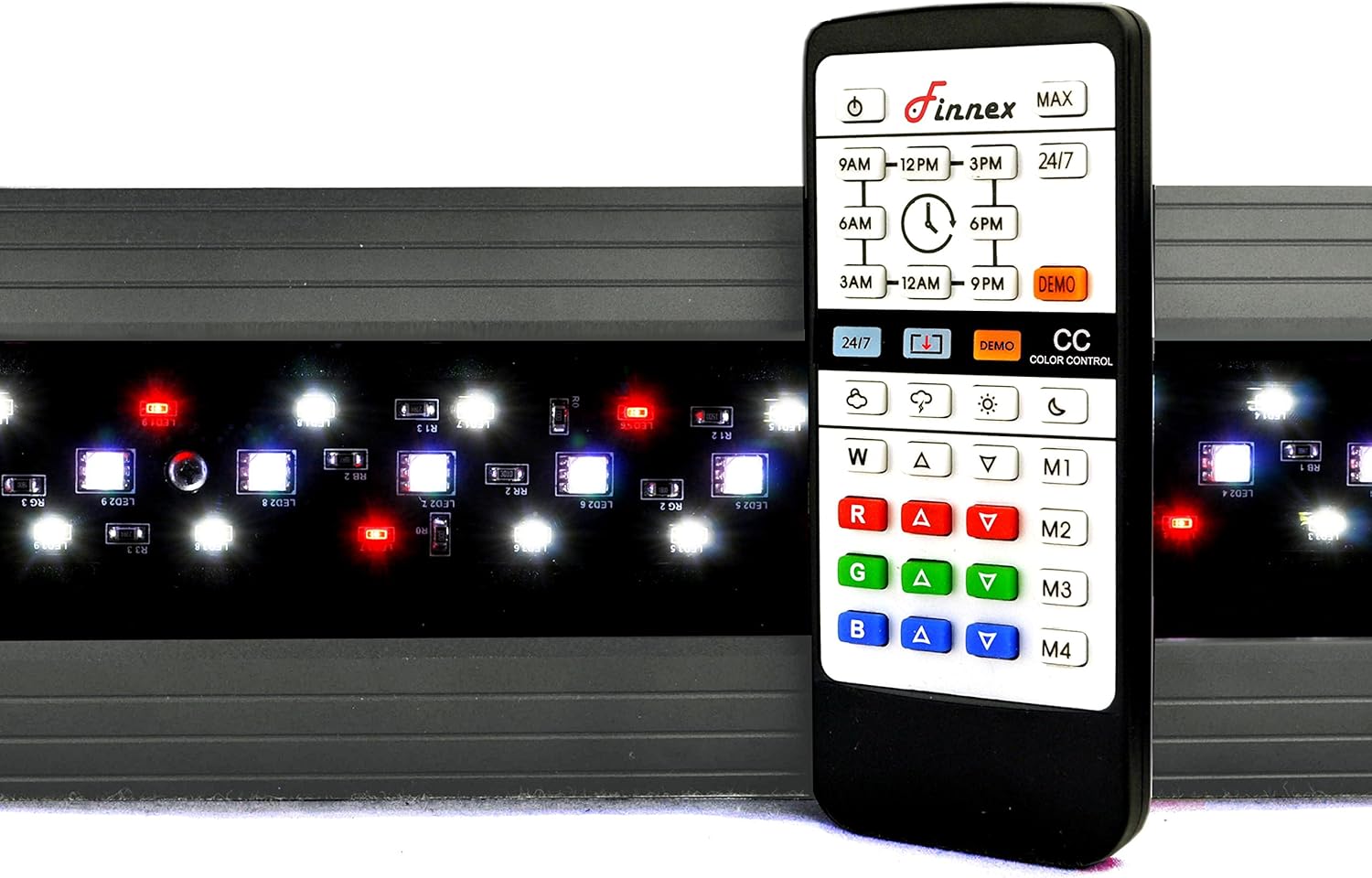 Rampe LED plein spectre Finnex Planted+ 24/7 CC au-dessus d'un aquarium planté